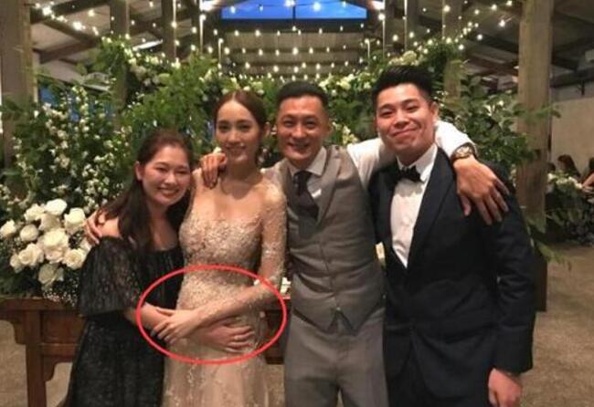 余文乐奉子成婚 老婆王棠云小肚微凸疑似怀孕