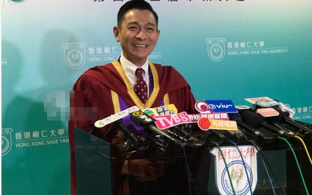 刘德华获博士学位 身穿红色博士服很帅气被赞全能人才