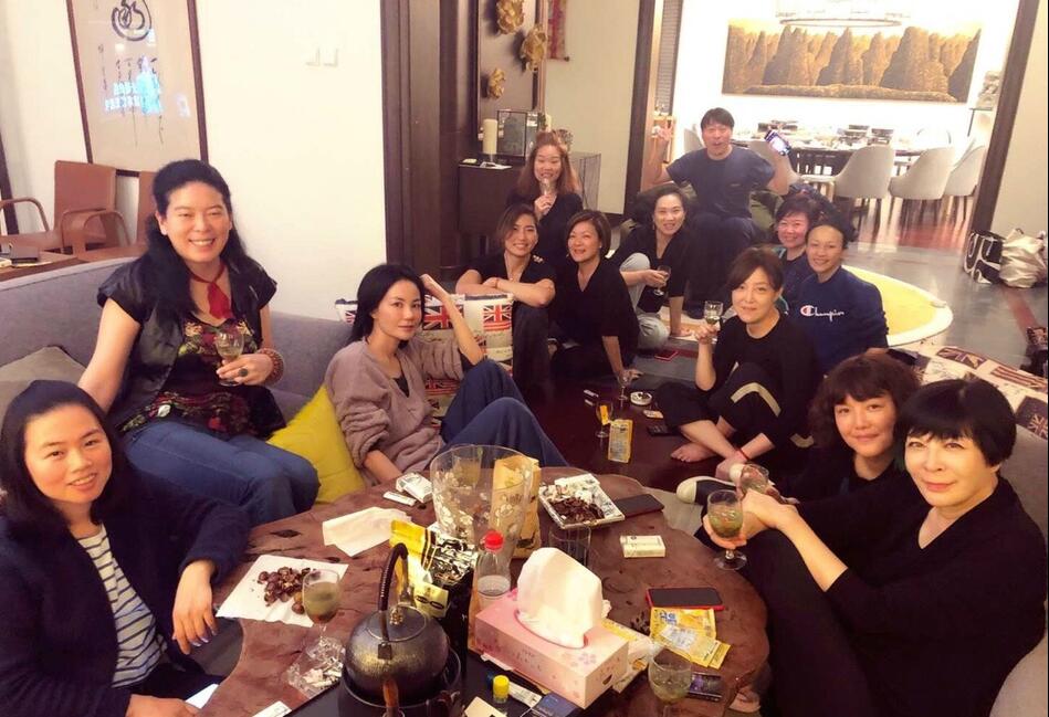 王菲和好友聚会 女神没有怀孕随意打扮生活很惬意照片曝光