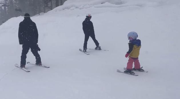 孙俪晒女儿滑雪 小花好厉害滑雪技术娴熟被妈妈封为霸王花