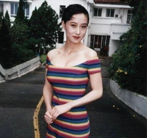 李连杰有几个孩子 两任妻子四个女儿也算人生赢家了