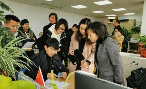 近日关于张杰入职上海大学的教师职位担任电影学院教师曝光之后引起了不少网友的热议，