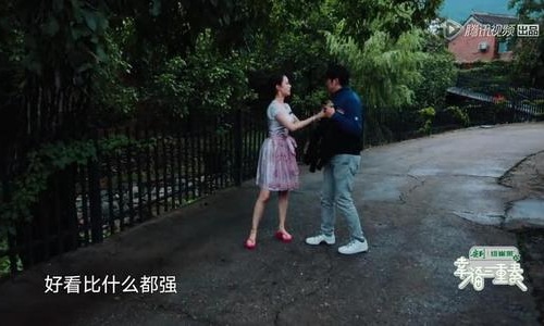 吉娜走了没几步就觉得自己穿着这么好看的小裙子