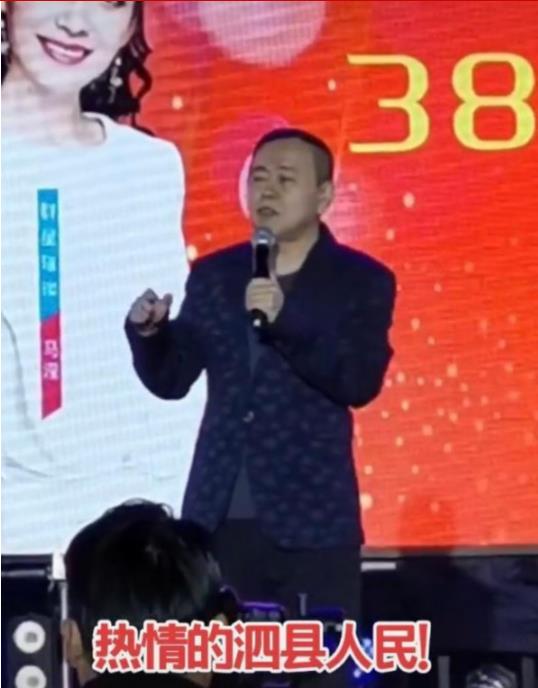 观众为了看潘长江演出爬上树