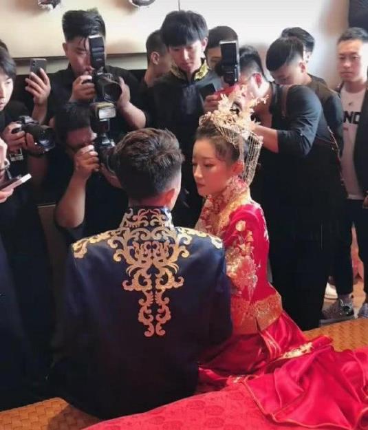 王婧伊个人资料身高年龄：王婧伊和李孟琦婚纱照